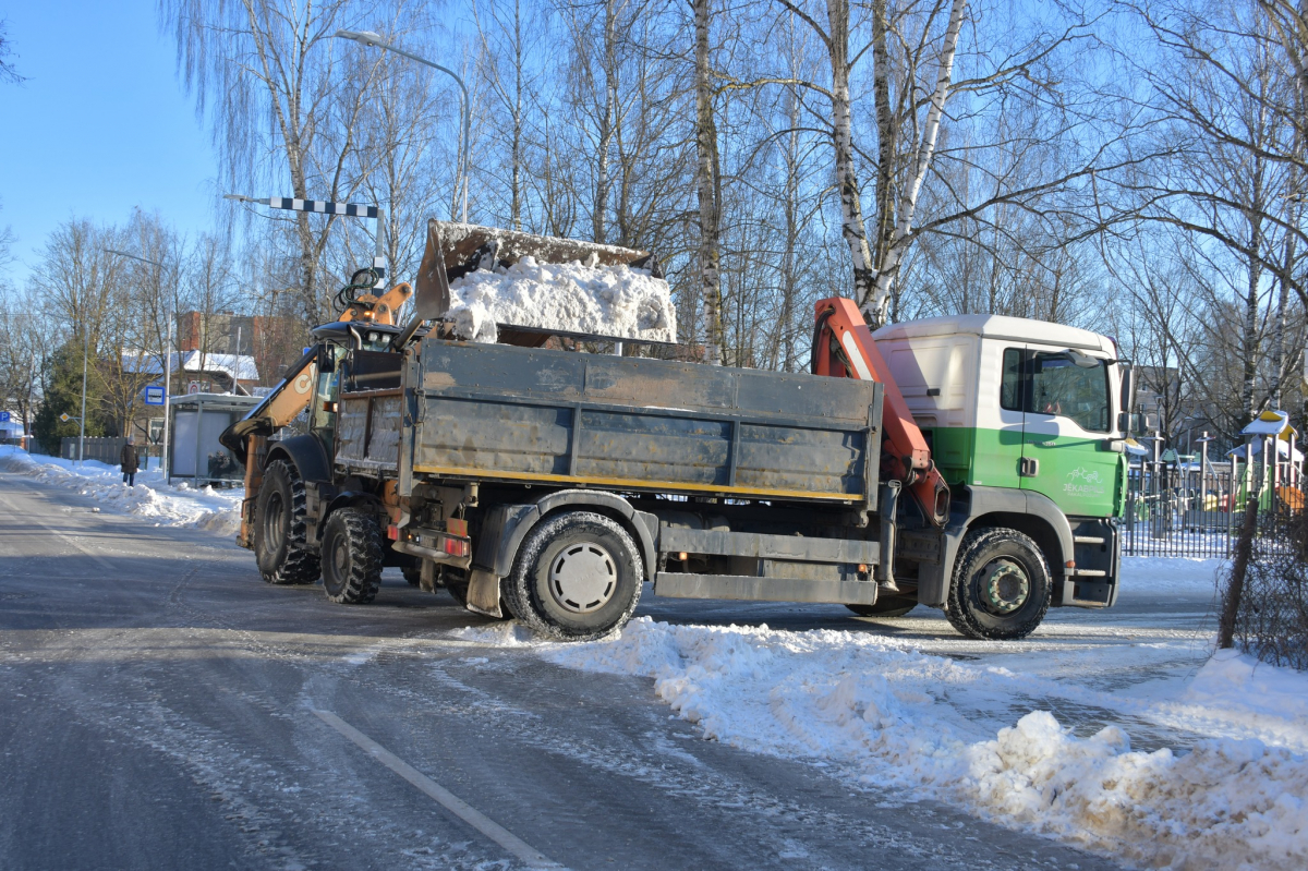 Jēkabpilī turpinās sniega izvešana no pilsētas; ierobežota satiksme A.Pormaļa ielā (FOTO)(MAINĪTI DATUMI)