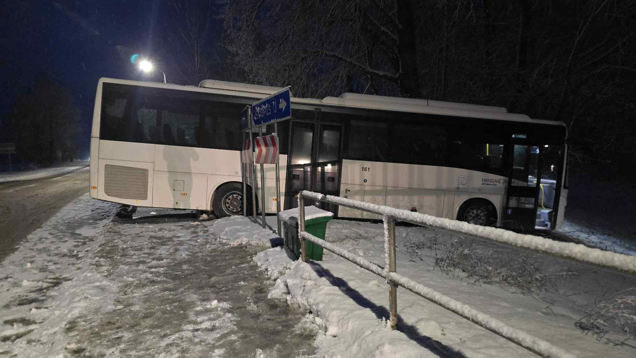 Sestdienas rītā Biržos avarējis reisa Bebrene-Rīga autobuss, pasažieri operatīvi nogādāti Jēkabpilī (FOTO)