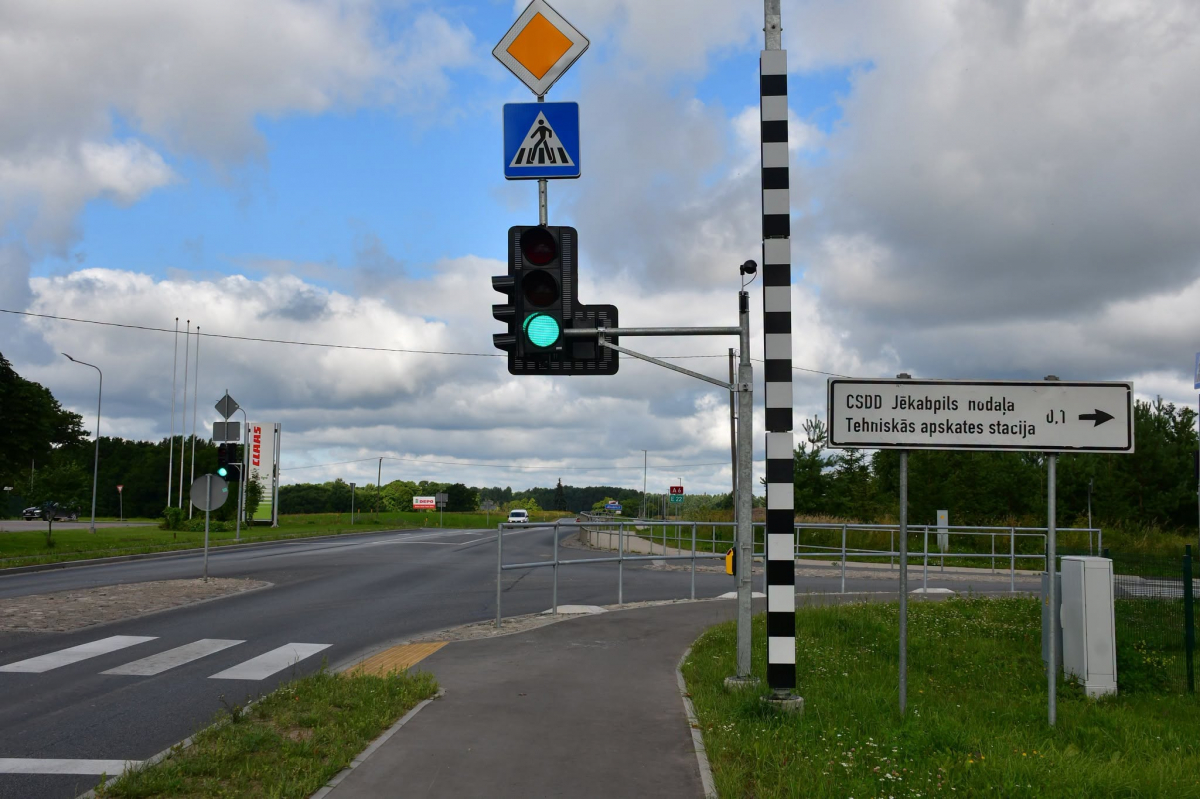 Par vairāk kā diviem miljoniem eiro pabeigta Ārijas Elksnes ielas pārbūve Jēkabpilī (FOTO)