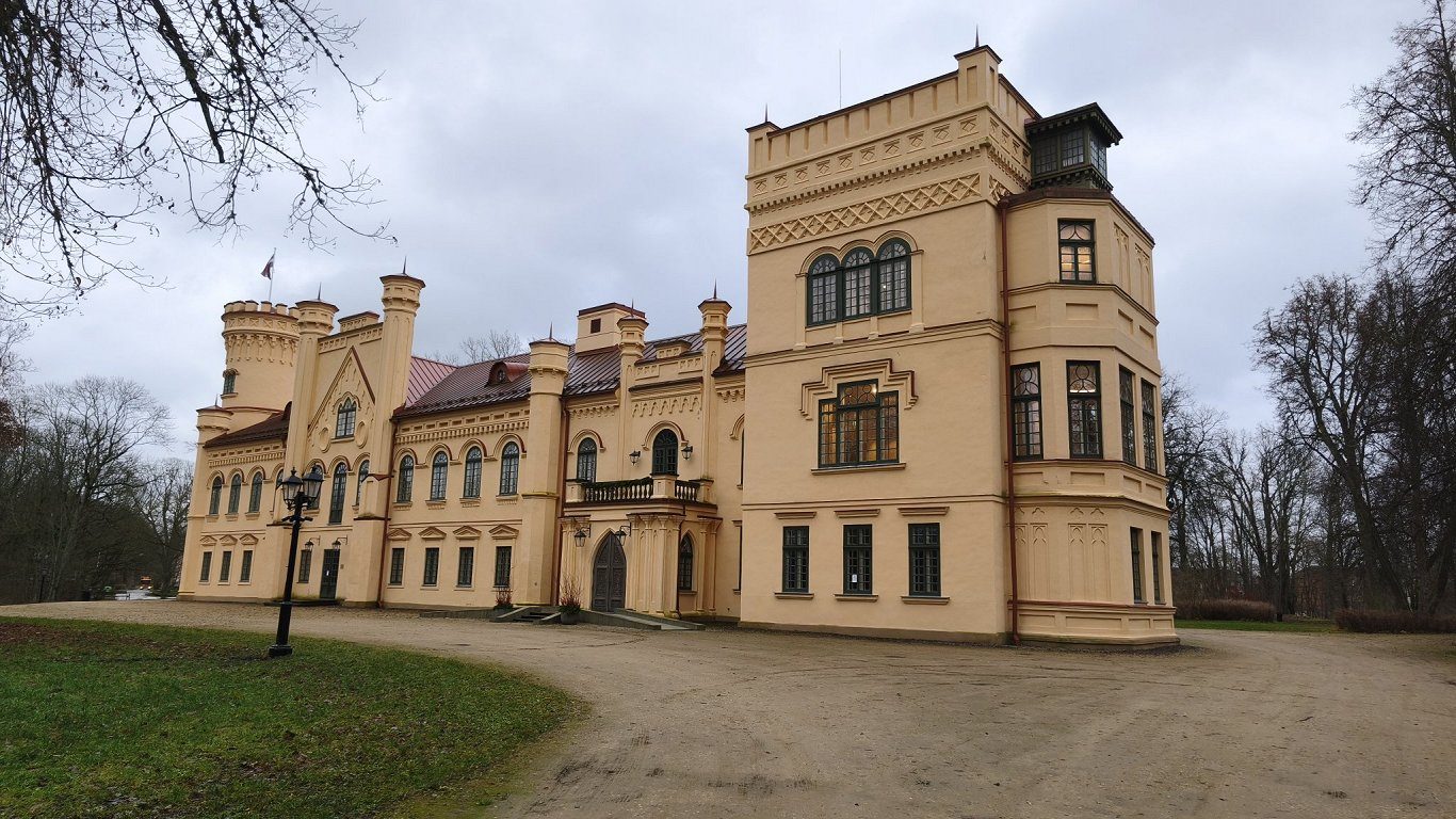 Apskatāma atjaunotā neogotikas pērle – Preiļu pils (FOTO)