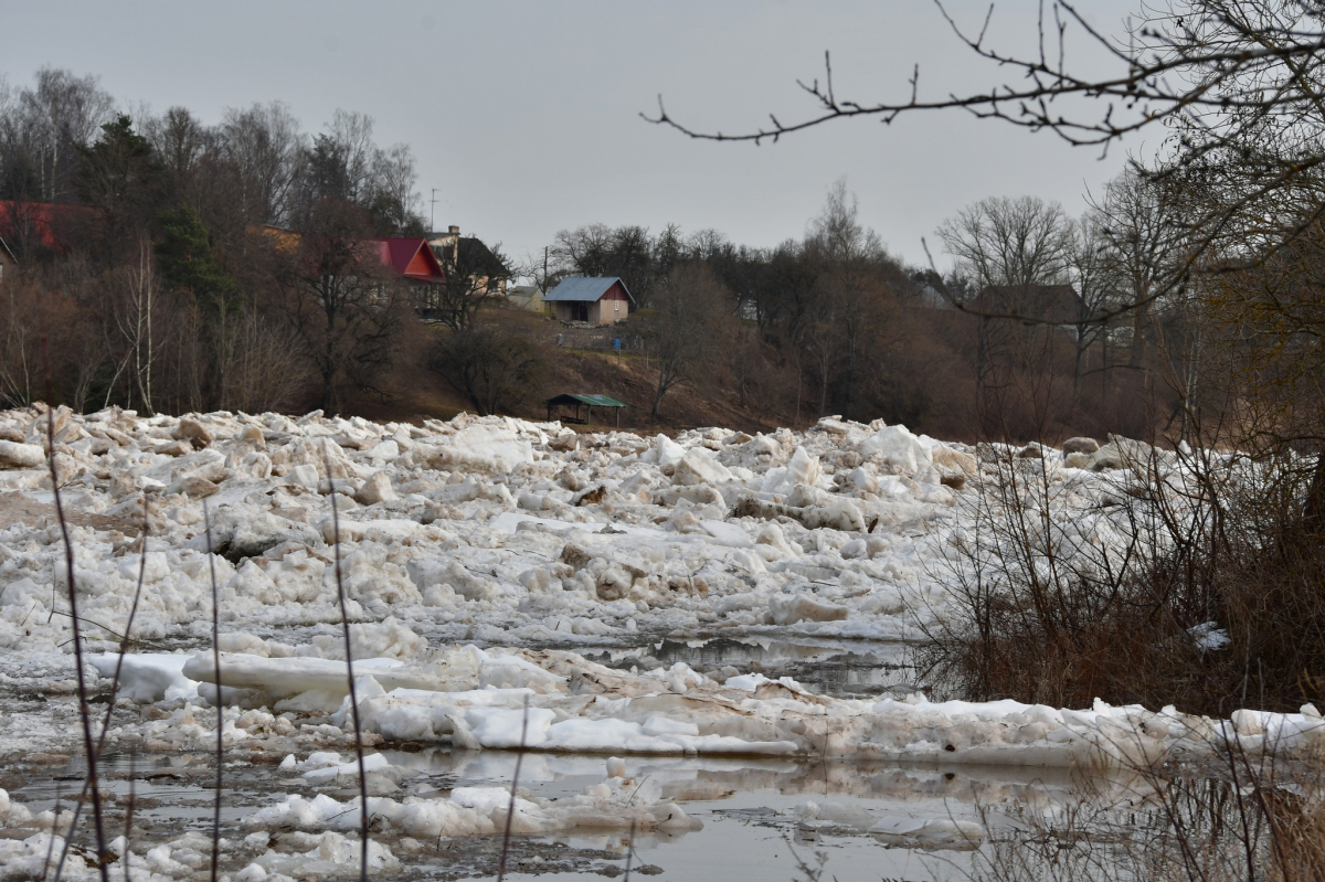 Daugavā pie Zeļķu tilta strauji kāpis ūdens līmenis, izsludināts dzeltenais brīdinājums (FOTO)