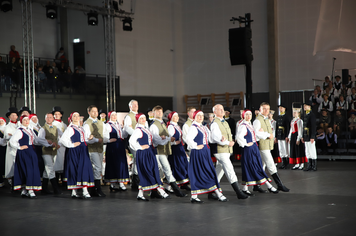 Viesītes deju kolektīvs “Augšzeme” aicina uz 40 gadu jubilejas koncertu “Visskaistākais gada laiks ir….” (Foto)