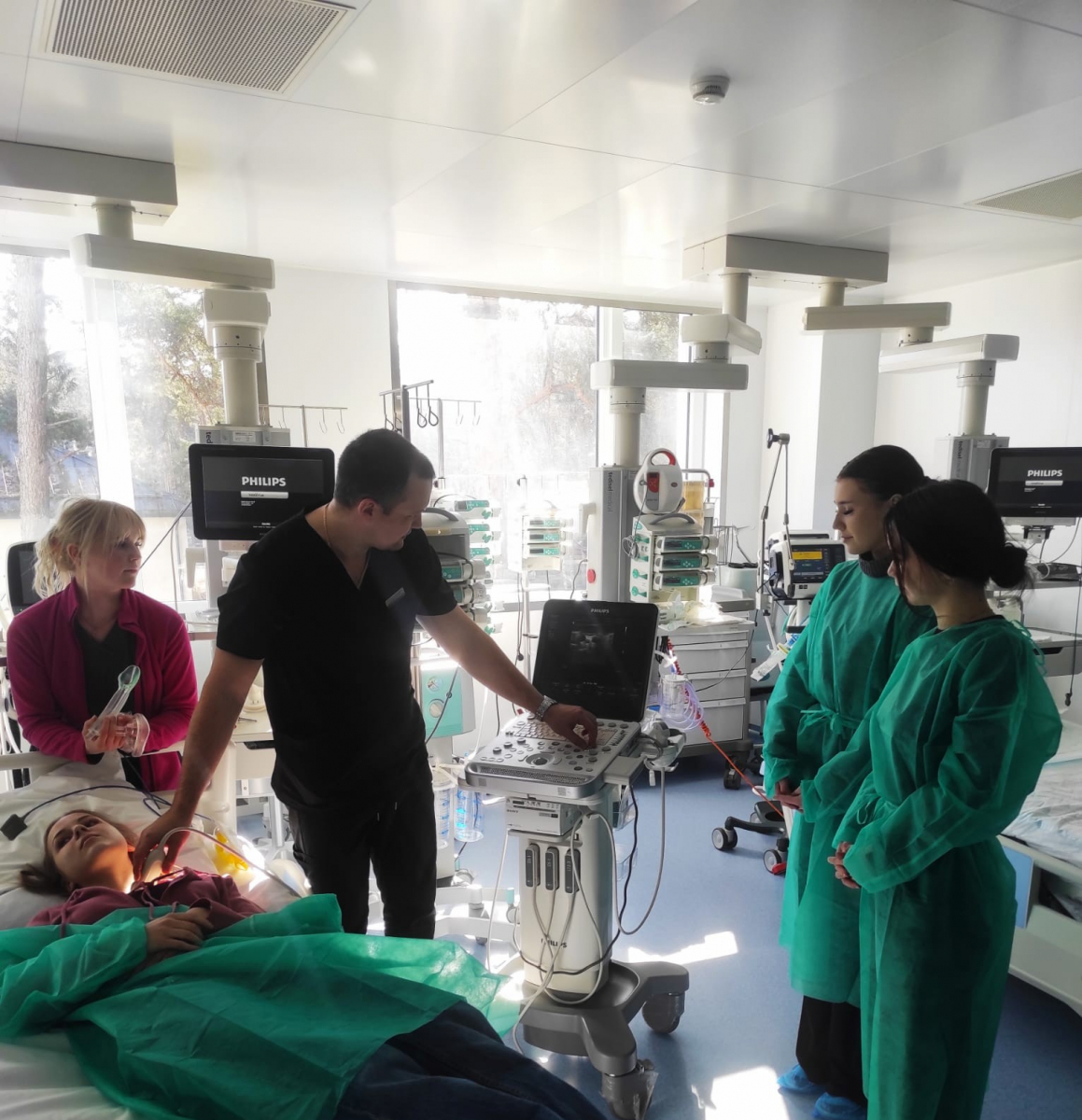 Ēnu dienā SIA "Jēkabpils reģionālā slimnīca" – jaunieši iepazina medicīnas un atbalsta profesijas (FOTO)