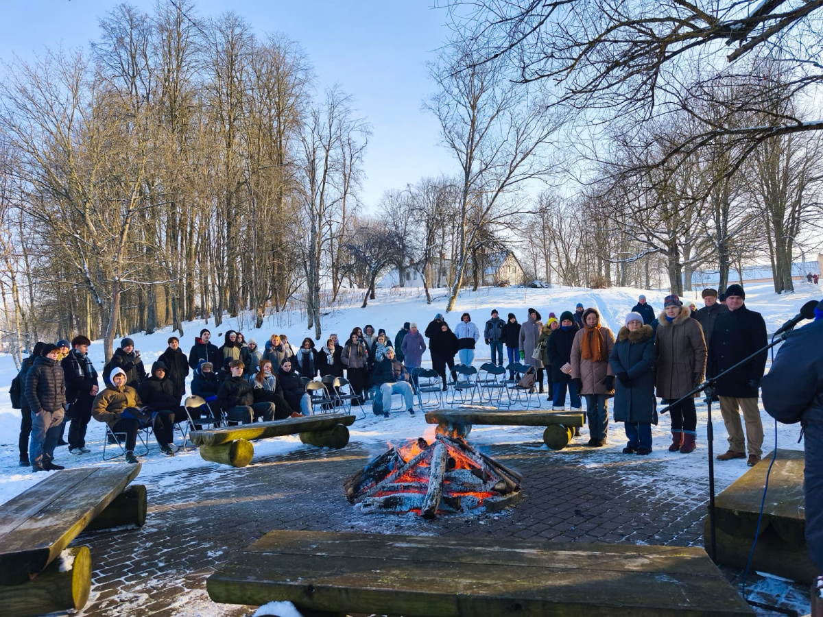 Viesītieši pulcējas pie Barikāžu atceres ugunskura (FOTO)