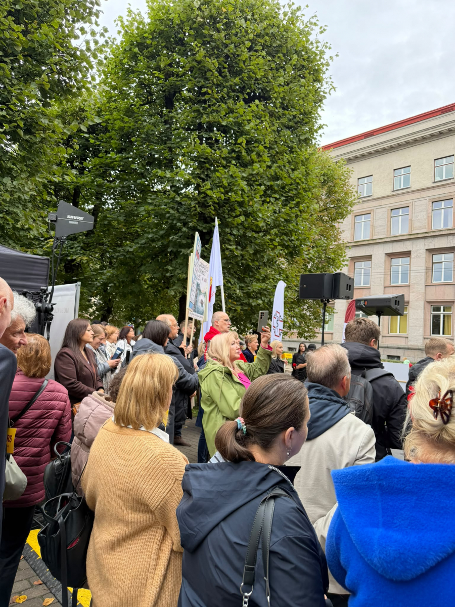 Jēkabpils mediķi piedalās piketā pie valdības ēkas (FOTO)(PAPILDINĀTS)