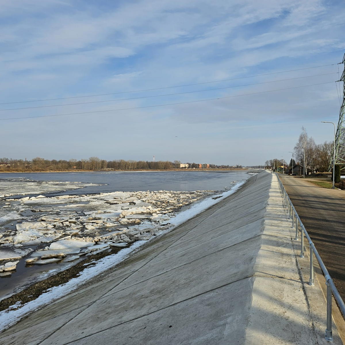 Daugavā situācija labvēlīga. Ledus izkustējies atsevišķos posmos, tā masveida iešana prognozēta nākamnedēļ (FOTO)