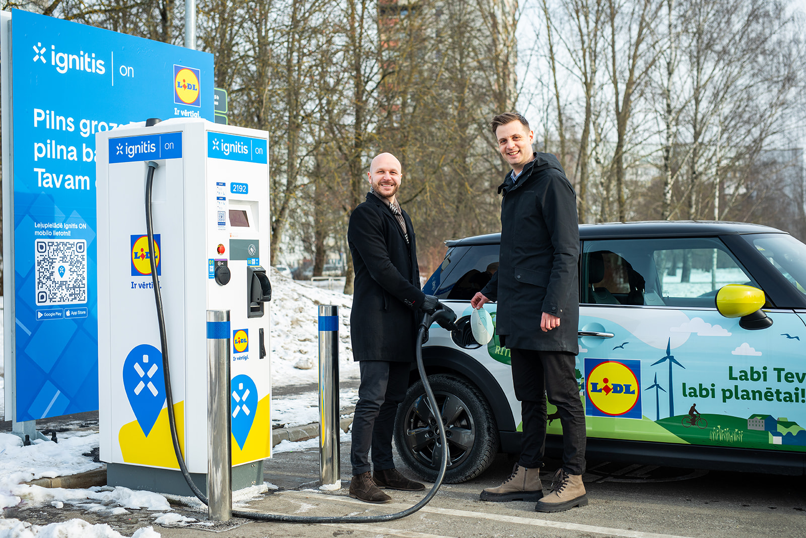 “Lidl Latvija” sadarbībā ar “Ignitis ON” atklāj elektroauto uzlādes stacijas visā Latvijā, arī Jēkabpilī (FOTO)
