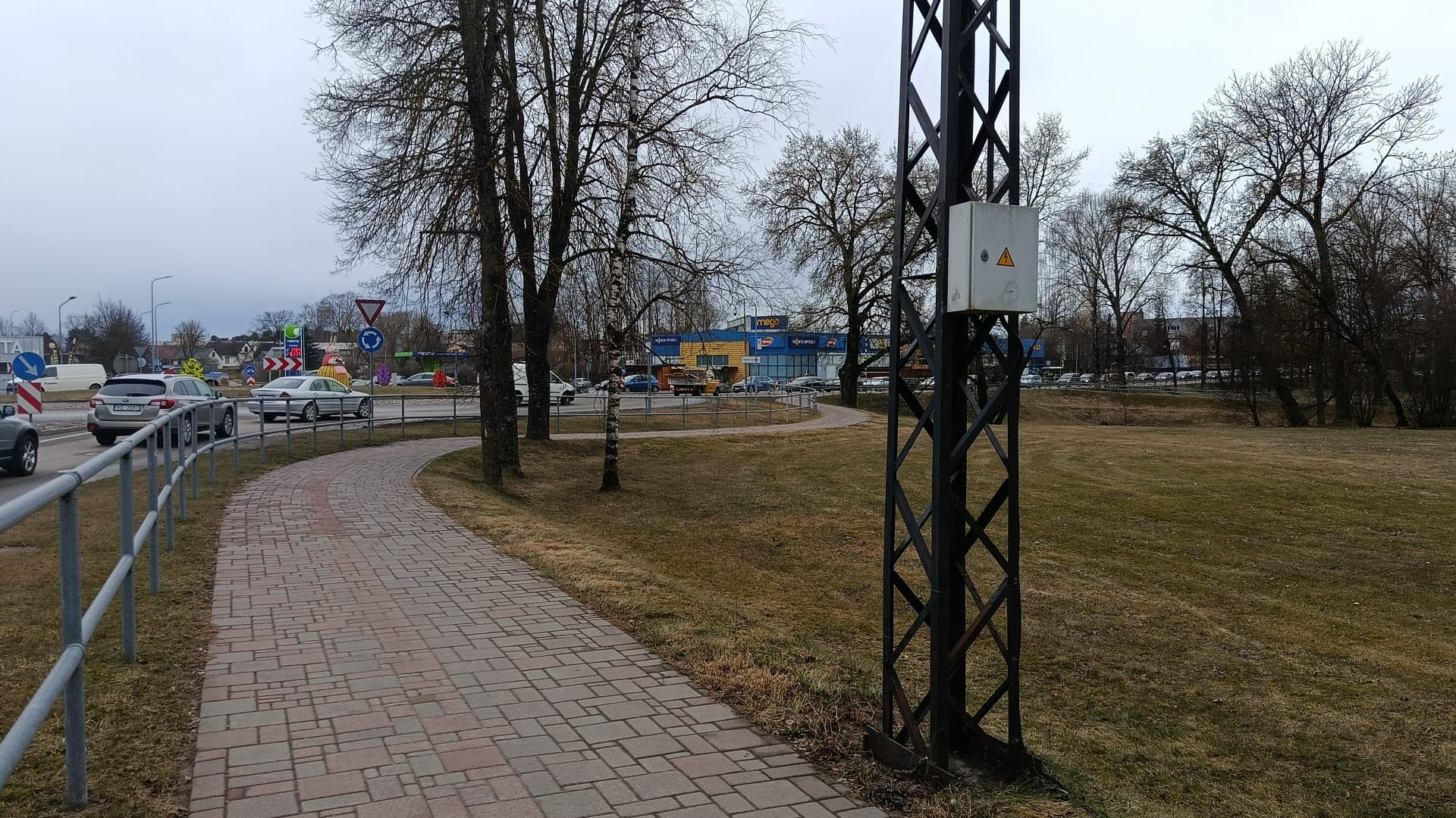 Negadījuma dēļ uz tilta pār Daugavu, Jēkabpilī, ceturtdienas pēcpusdienā izveidojies liels transporta sastrēgums abos pilsētas krastos (FOTO)