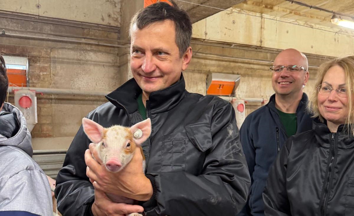 Zemkopības ministrs apmeklē SIA "Miķelāni bekons" (FOTO)