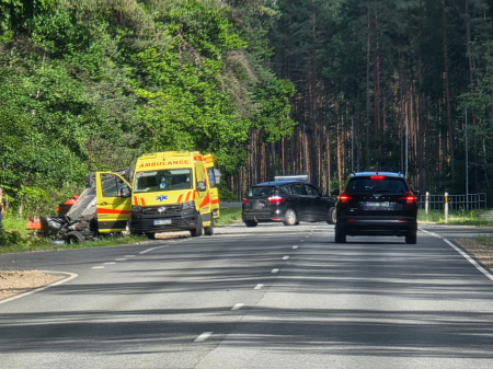 Autoceļā Jēkabpils – Sala piektdienas pēcpusdienā satiksmes negadījumā auto apmetās uz jumta (Foto, Video)