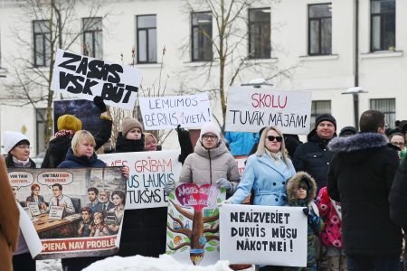 Pēc protesta un divu stundu diskusijām Jēkabpils novada dome lēmumu nemaina un nobalso par skolu likvidēšanu un reorganizāciju (FOTO,VIDEO)