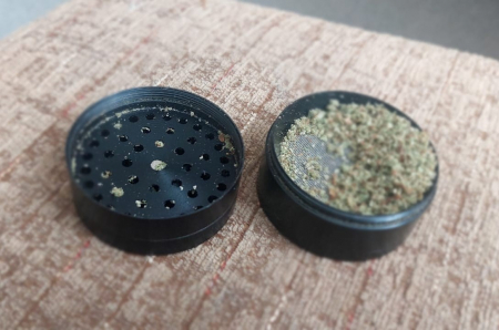 Austrumzemgales iecirkna policisti reida laikā skolā izņem smēķēšanas ierīces un neatļautas vielas (FOTO)