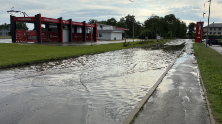 Zināmas vietas, veca problēma: Jēkabpils lielās peļķes pēc lietavām (FOTO)