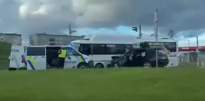 Bēgot no policijas, Jēkabpilī vīrietis ar auto ietriecies autobusā (FOTO)