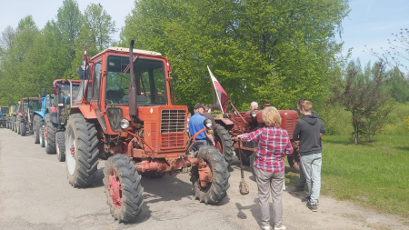 Sēlpilī jau devīto gadu norisinās traktoru parāde (FOTO)