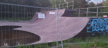 Mums raksta: Kad tiks aizvākta vecā skeitparka rampa? Vai tiešām Mežaparks ir miskaste, kur visu atvest un uzglabāt?" (FOTO)