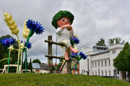 Jēkabpils pilsētvide rotāta Līgo svētku noskaņā