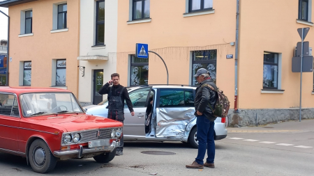 Jēkabpilī, Brīvības ielā trešdienas pēcpusdienā notika divu automašīnu sadursme (FOTO)