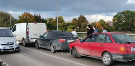 Jēkabpilī, uz tilta pār Daugavu notikusi četru automašīnu sadursme, izveidojies sastrēgums (FOTO)