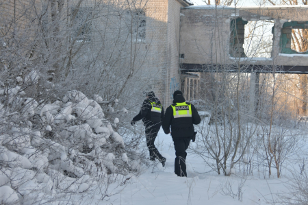 Jēkabpils novada pašvaldības policija aukstajā laikā pastiprināti patrulē vietās, kur pulcējas bezpajumtnieki, piedāvājot patvērumu telpās (FOTO)