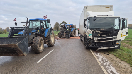 Pie Biržiem sadursme starp kravas auto un traktoru, Elkšņos cietis velosipēdists (PAPILDINĀTS AR FOTO)