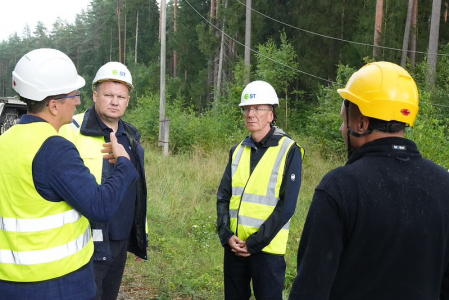 Fotostāsts:Valsts prezidents Edgars Rinkēvičs iepazīstas ar vētras seku likvidācijas darbiem Jēkabpils novadā