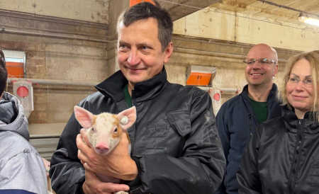 Zemkopības ministrs apmeklē SIA "Miķelāni bekons" (FOTO)