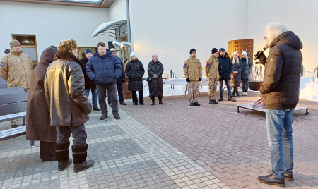 FOTOSTĀSTS: Jēkabpilī pie atmiņu ugunskura atceras Barikāžu laiku