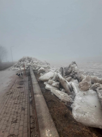 Daugavā pie Jēkabpils pirmdienas vakarā sākās ledus iešana, ūdens līmenis paaugstinājies, ir svārstīgs(FOTO)