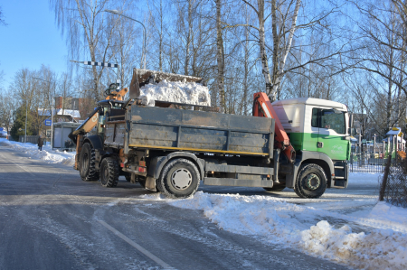 Jēkabpilī turpinās sniega izvešana no pilsētas; ierobežota satiksme A.Pormaļa ielā (FOTO)