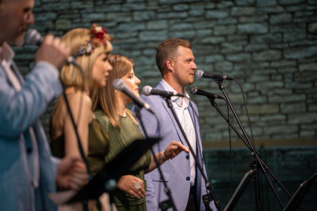 FOTOSTĀTS: Izskanējis literāri muzikālais koncertuzvedums “Likteņzīmes. Jānis Peters”.