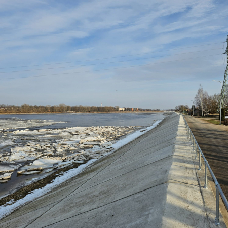 Daugavā situācija labvēlīga. Ledus izkustējies atsevišķos posmos, tā masveida iešana prognozēta nākamnedēļ (FOTO)