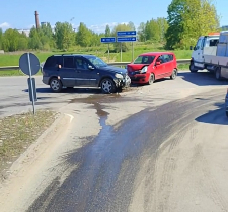 Jēkabpilī, Latgales ielā notika divu automašīnu sadursme (FOTO)