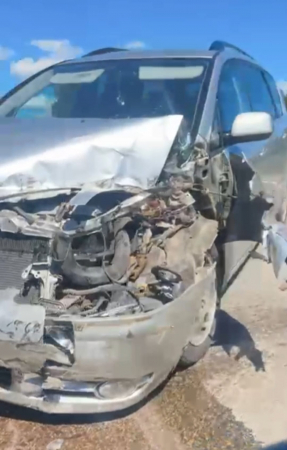 Autovadītājs neievērojot drošu distanci, Salas pagastā uzbrauc stāvošam auto (VIDEO, FOTO)