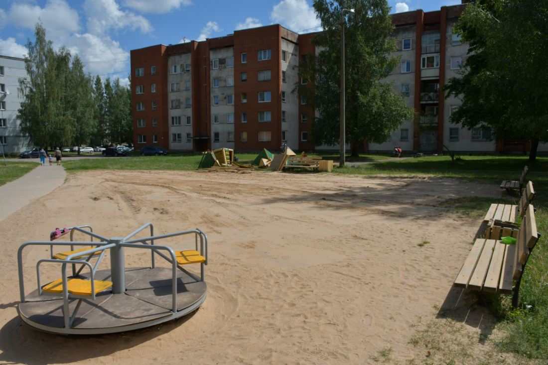 Jēkabpilī labiekārto bērnu rotaļu laukumus