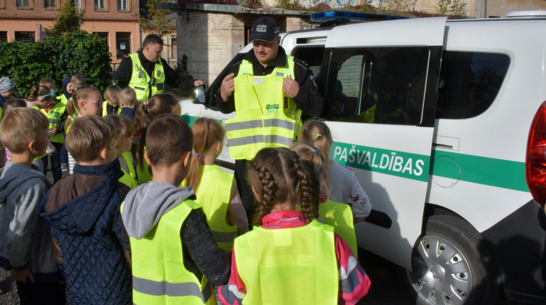Jēkabpils pilsētas pašvaldība nodrošina atstarojošās vestes 1.klašu audzēkņiem