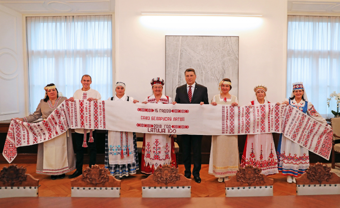 Latvijas Baltkrievu savienība dāvā rušniku valsts prezidentam Raimondam Vējonim