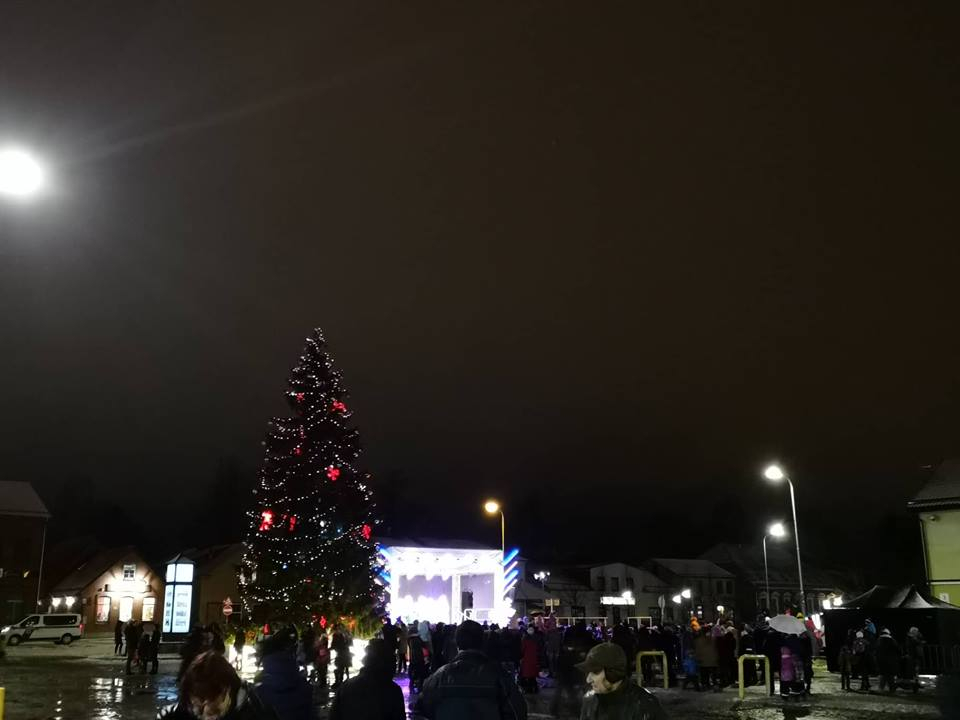 Ziemassvētku tirdziņš, lielās egles iedegšana Jēkabpilī un konkursa “Mana egle Tava egle” uzvarētāju paziņošana (FOTO)