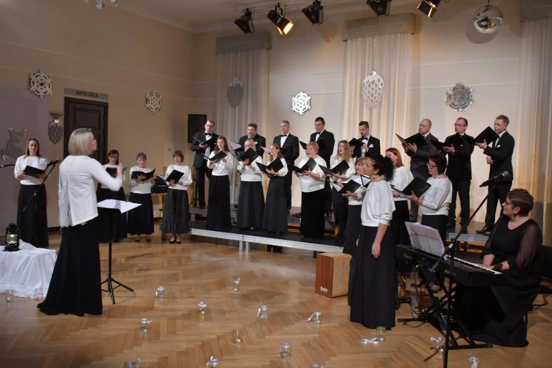 FOTOREPORTĀŽA: Izskanējis kora “Noskaņa” koncerts „Gaiši, gaiši uguns deg”