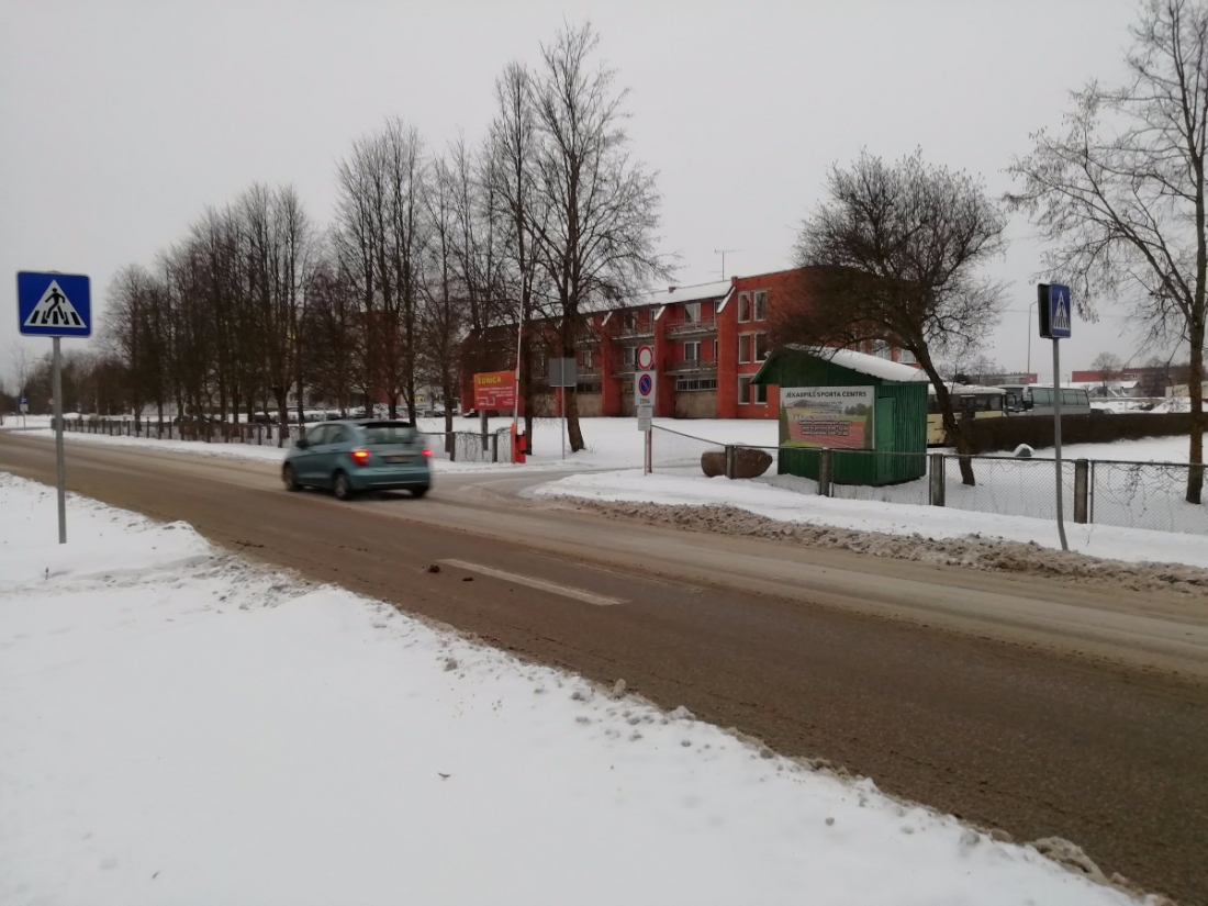 Iedzīvotāji: Kāpēc netiek tīrīts sniegs pie gājēju pārejas līdzās Jēkabpils slimnīcai