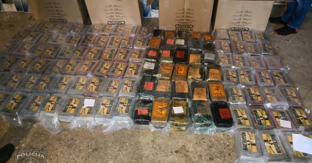 Policija: Kokneses novadā uzietā no Ekvadoras sūtītā kokaīna krava, visticamāk, nebija paredzēta Latvijas tirgum