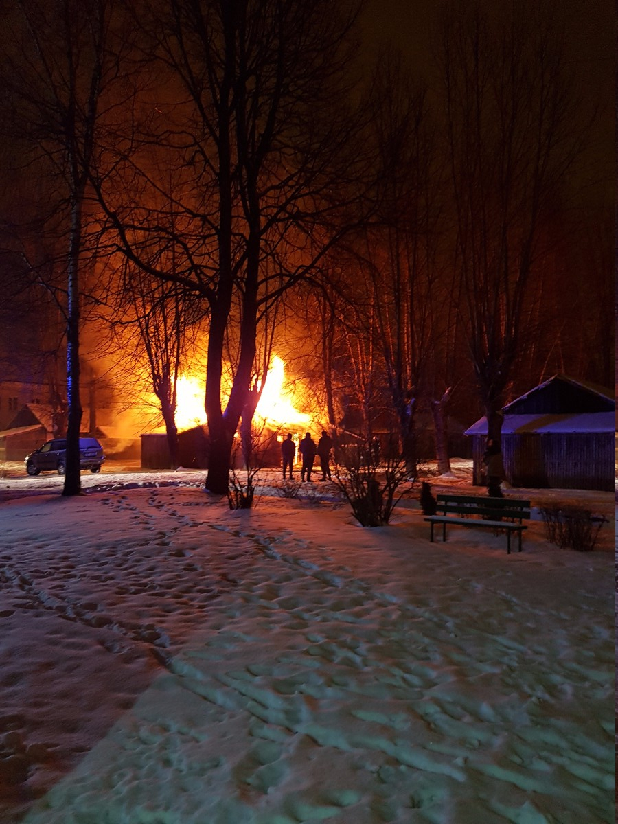 Jēkabpilī naktī uz ceturtdienu dega šķūnīši (Papildināts ar aculiecinieka foto)