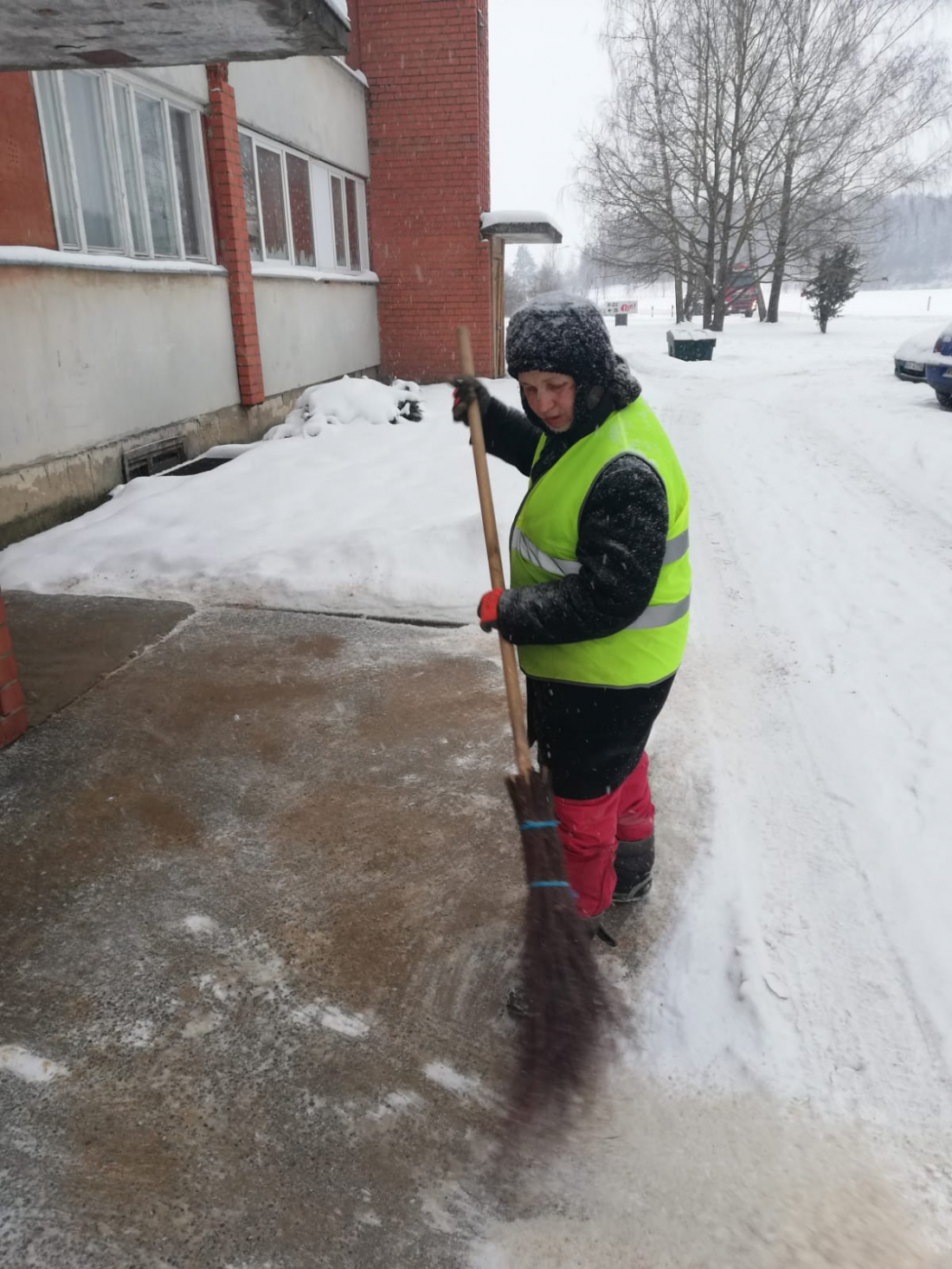 Jēkabpils sētniekiem šoziem darba pilnas rokas. Iedzīvotāji slavē sētnieces Ineses veikumu