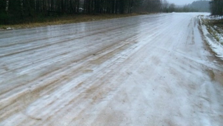 Autovadītāju ievērībai: ceļi ar grants segumu daudzviet apledo