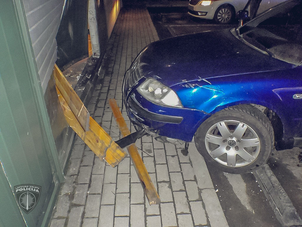 Jēkabpilī stipri iereibis vīrietis ar auto taranē veikala sienu