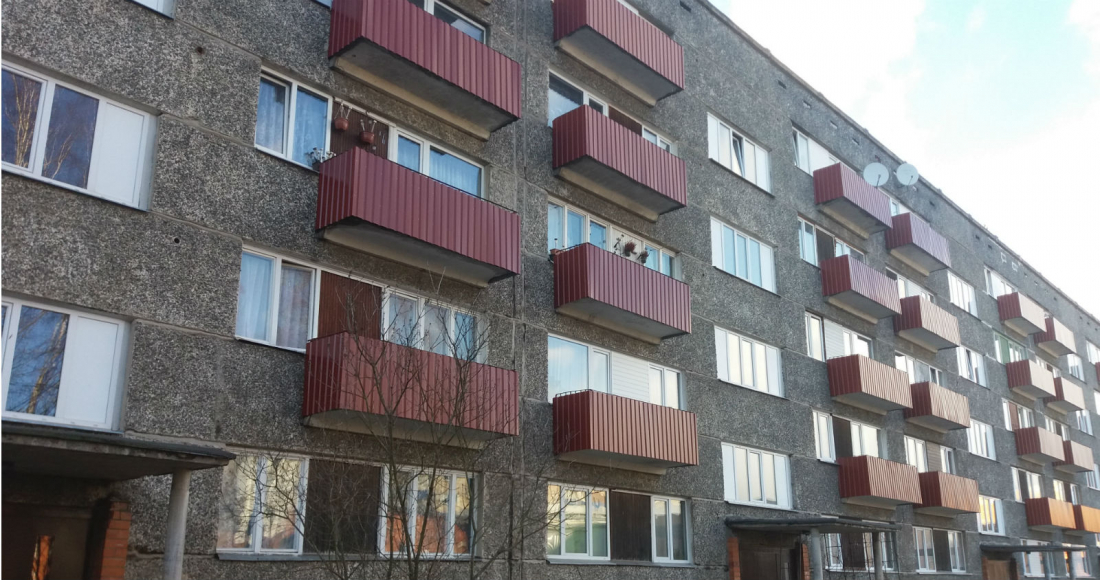 Jēkabpils namu pārvalde turpina atjaunot lodžiju un balkonu ekrānus