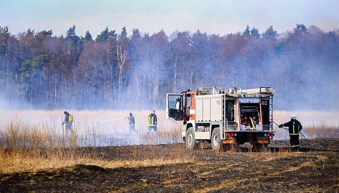 Plašu kūlas ugunsgrēku dzēšanai Jēkabpils pusē glābējus nākas izsaukt no brīvdienām