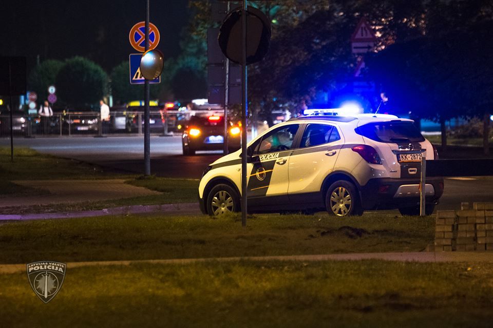 Brīvdienās notikuši ceļu satiksmes negadījumi, sadurtas auto riepas, braukts dzērumā un uzlauzts pagrabs