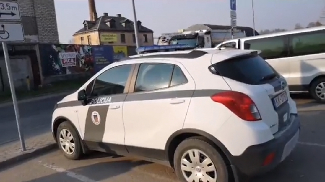Noskaidrota policijas auto piederība, kas bija novietots Jēkabpilī stāvlaukumā cilvēkiem ar invaliditāti paredzētajā vietā