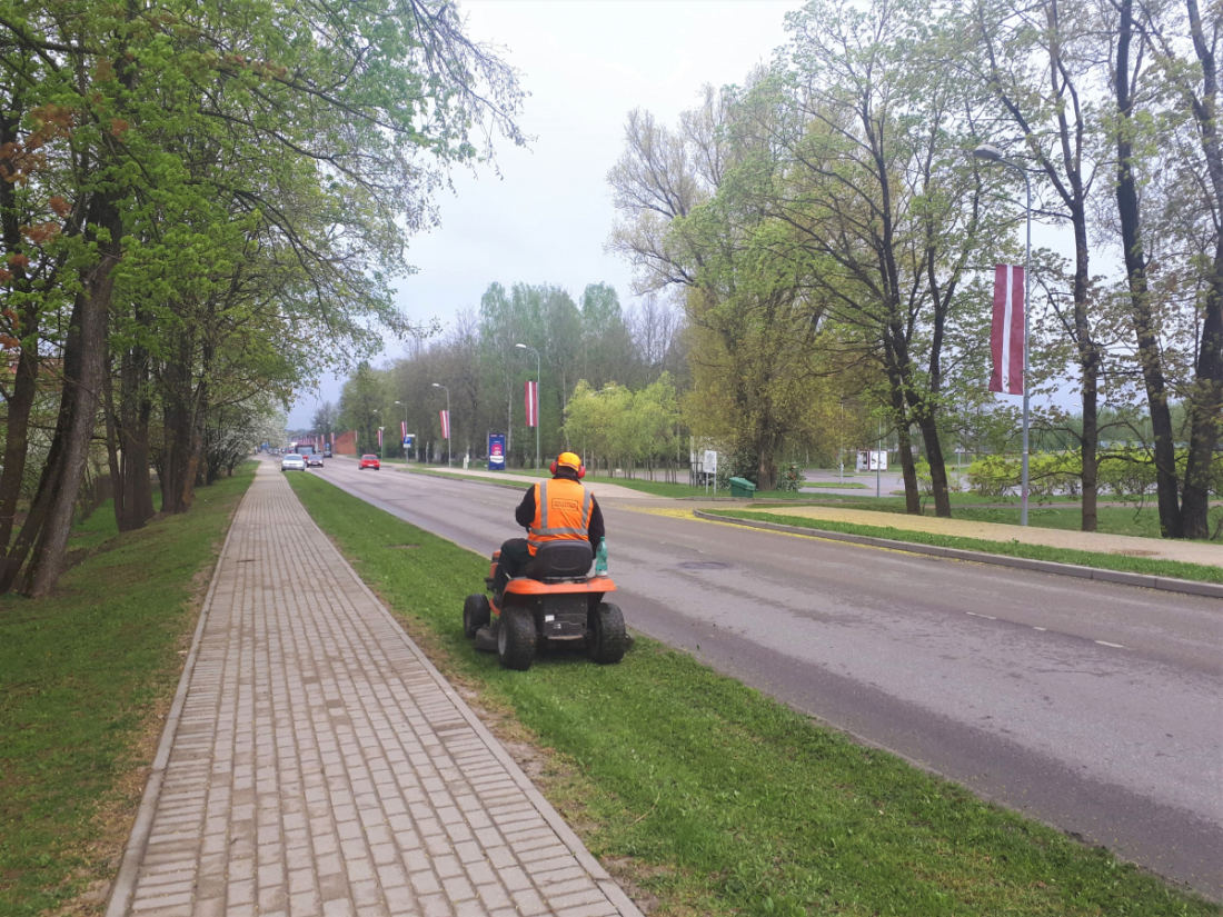 Uzsākta zāles pļaušana Jēkabpils pilsētas pašvaldībai piederošajās teritorijās